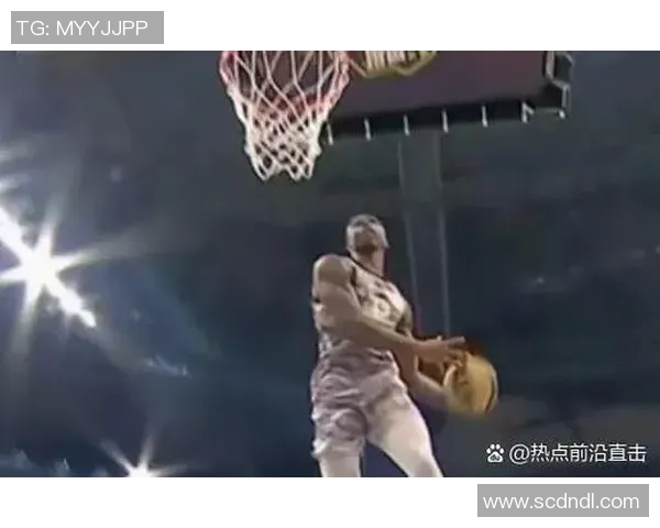 足球明星热议扣篮大赛精彩瞬间球场与篮筐的完美碰撞